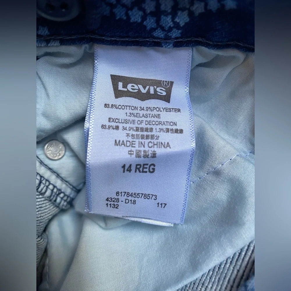 Levi's Blue Star Print Denim Shorts - Picture 3 of 5